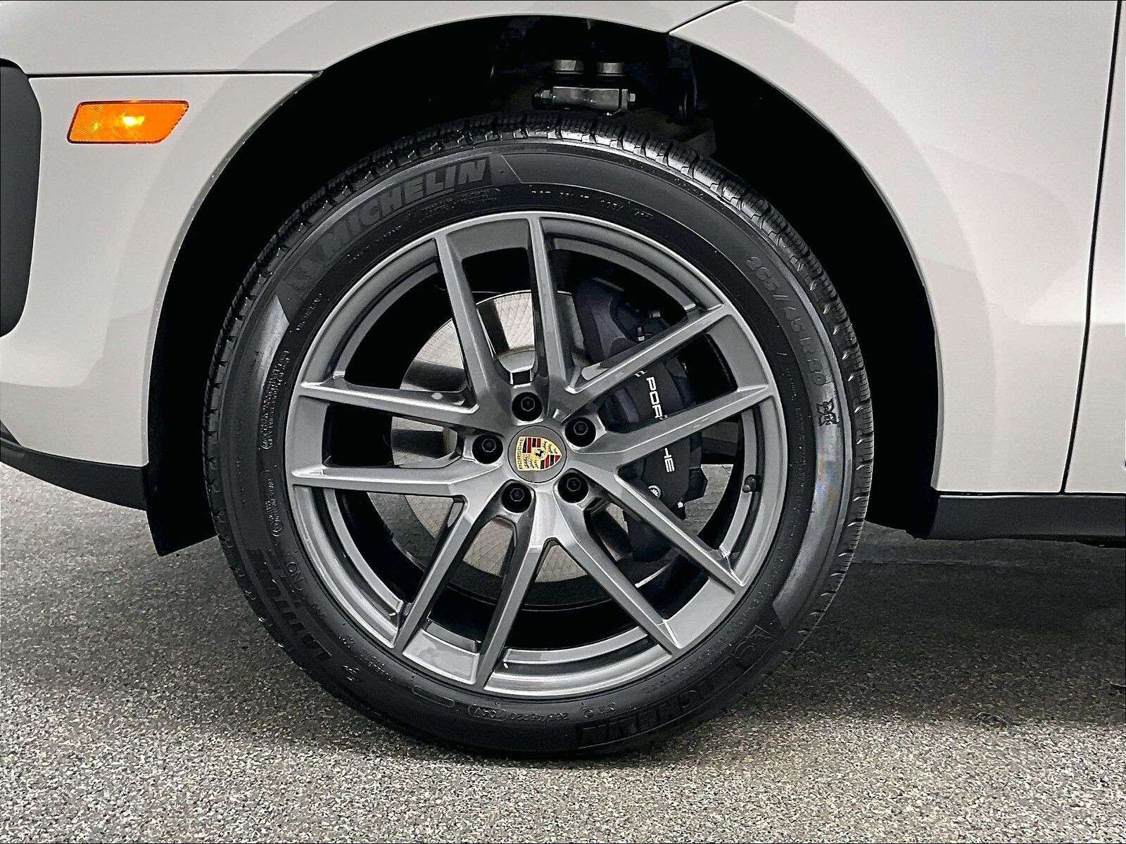 2026 Porsche Macan T thumb 37