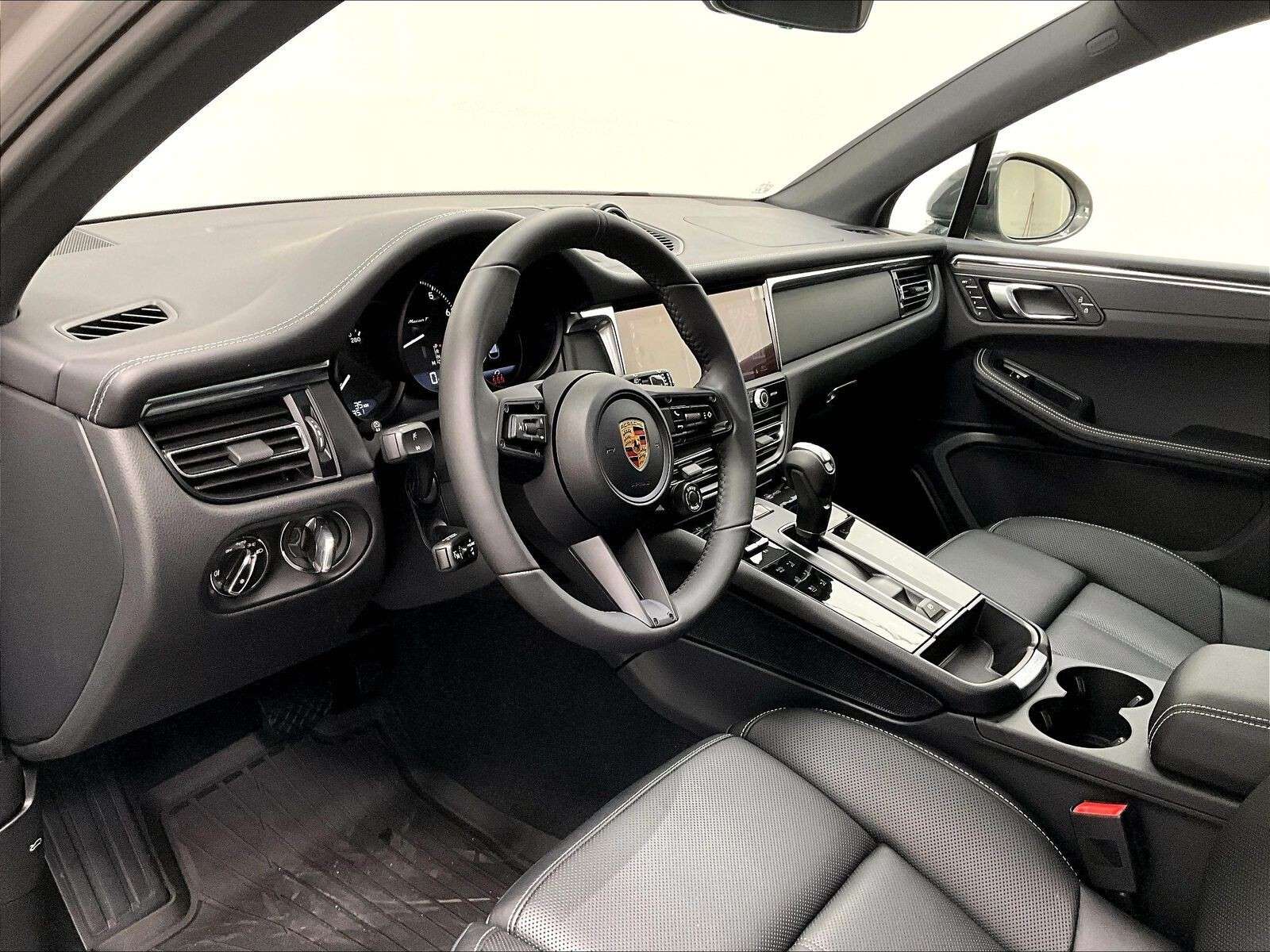 2026 Porsche Macan T thumb 9