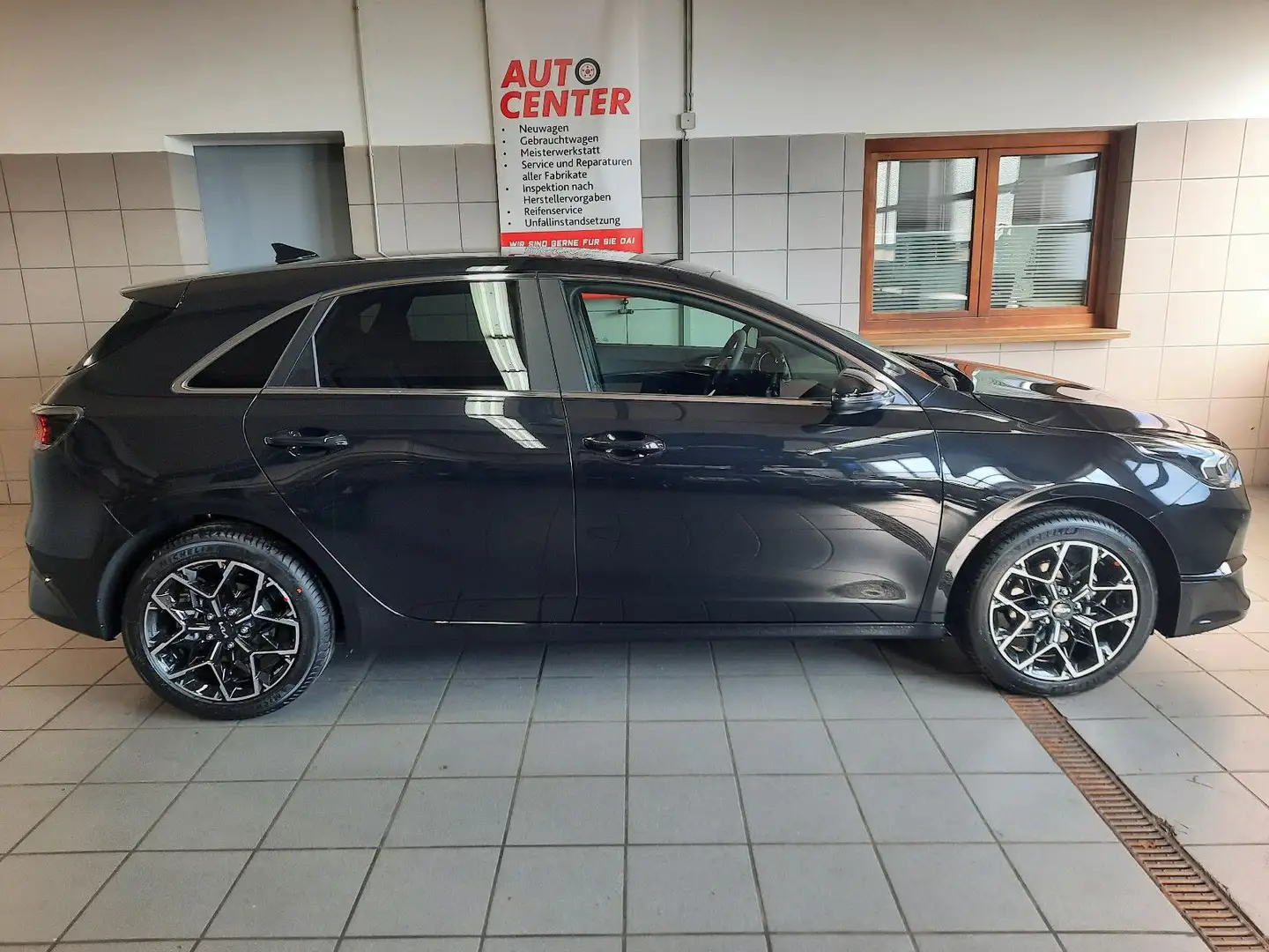 Kia Ceed / cee'd 1.5 T-GDI Edit 30 Schwarz - 2