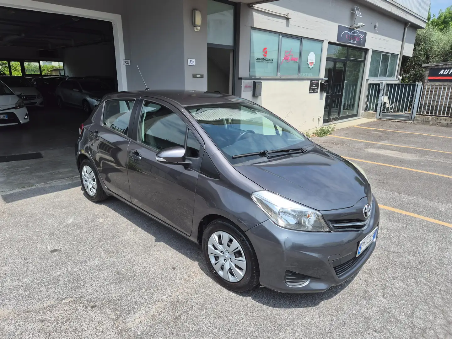 Toyota Yaris Yaris III 2011 5p 1.0 Lounge Grigio - 2