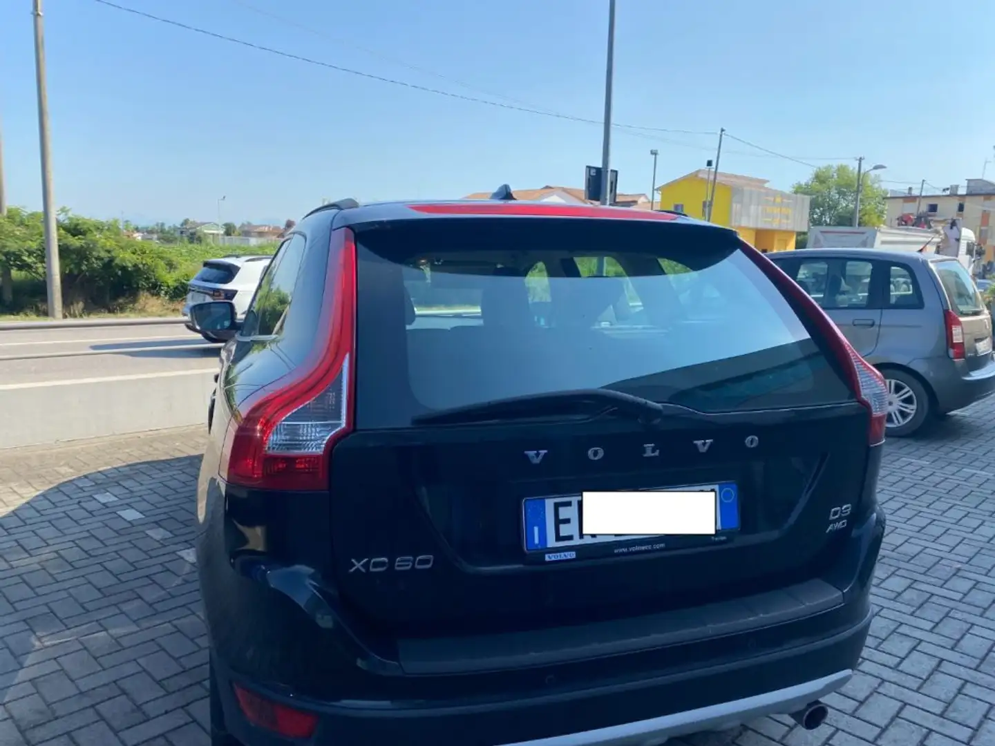 Volvo XC60 D3 AWD Geartronic Kinetic in arrivo Negro - 2