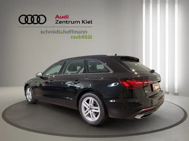 Audi A4 view 4