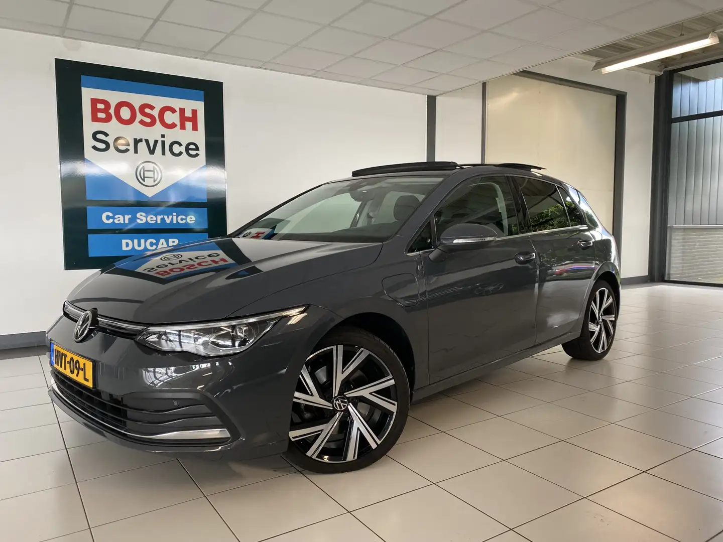 Volkswagen Golf 1.4 eHybrid Style Panorama dak / Camera / Apple Ca Grijs - 1