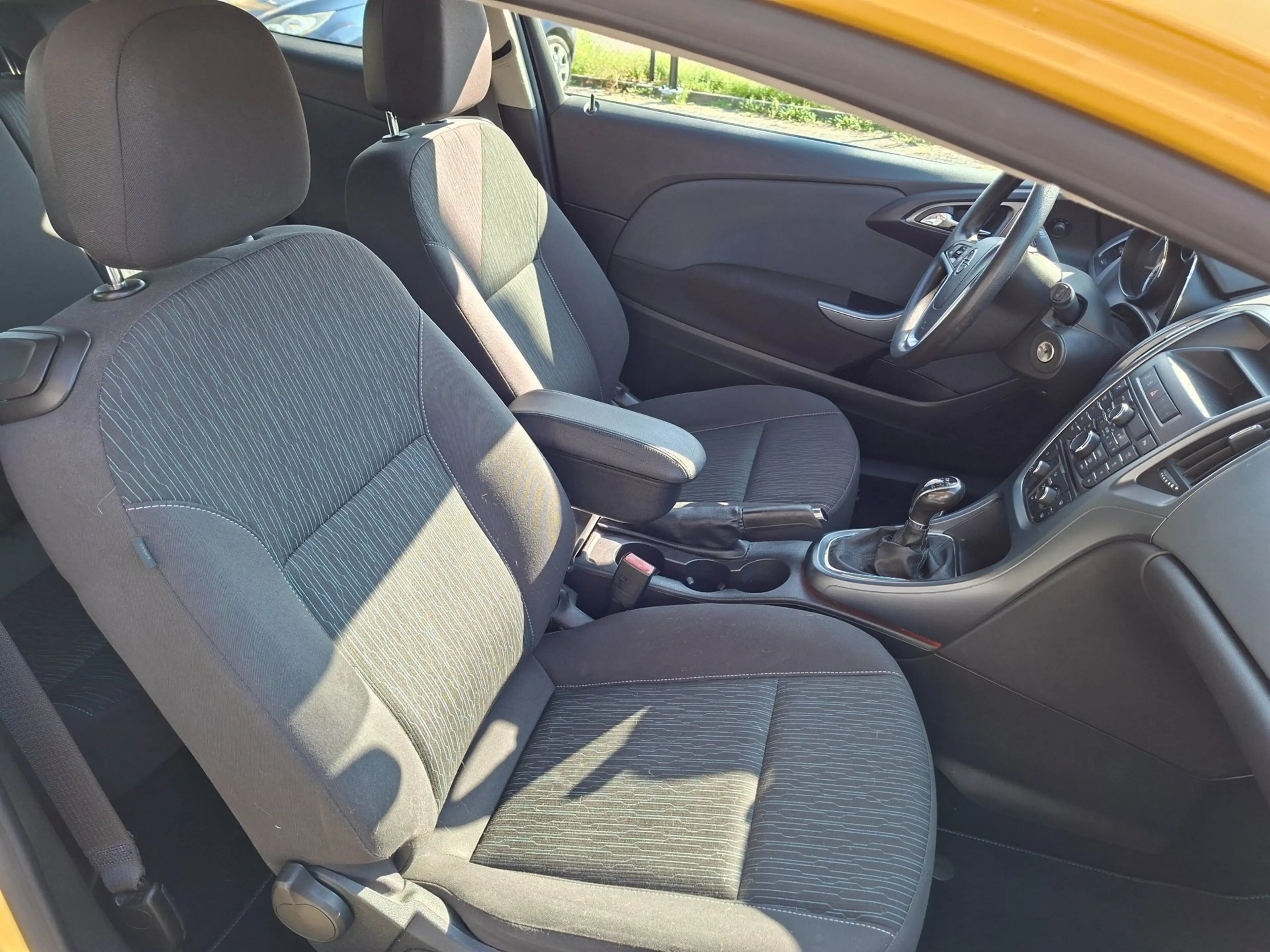 Opel Astra GTC 1.4 Turbo Sport — photo 10