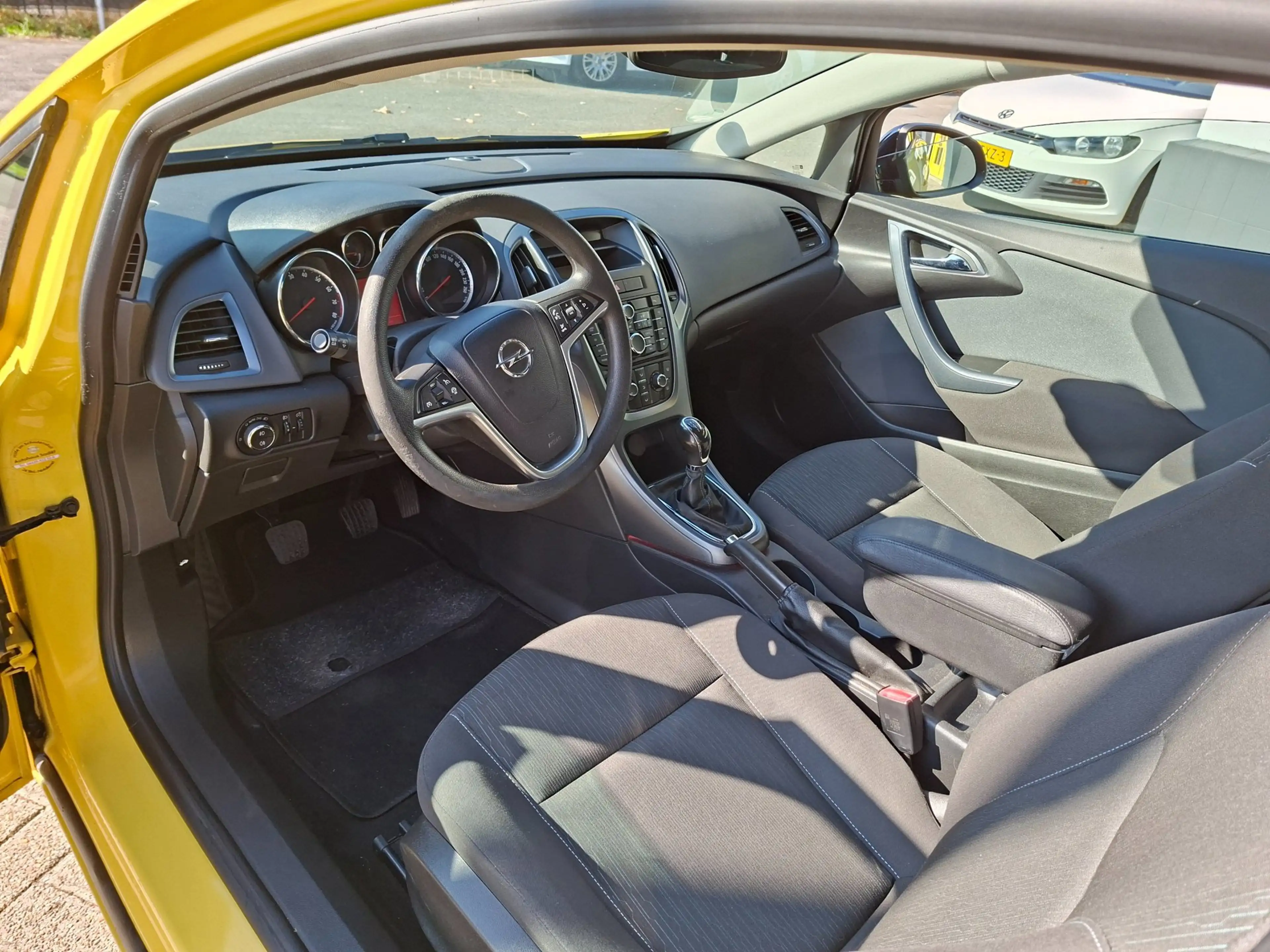 Opel Astra GTC 1.4 Turbo Sport — photo 3