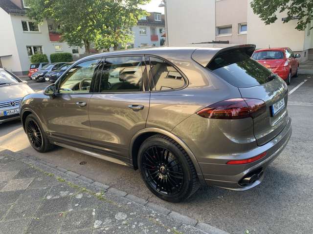 Imagine Porsche Cayenne GTS