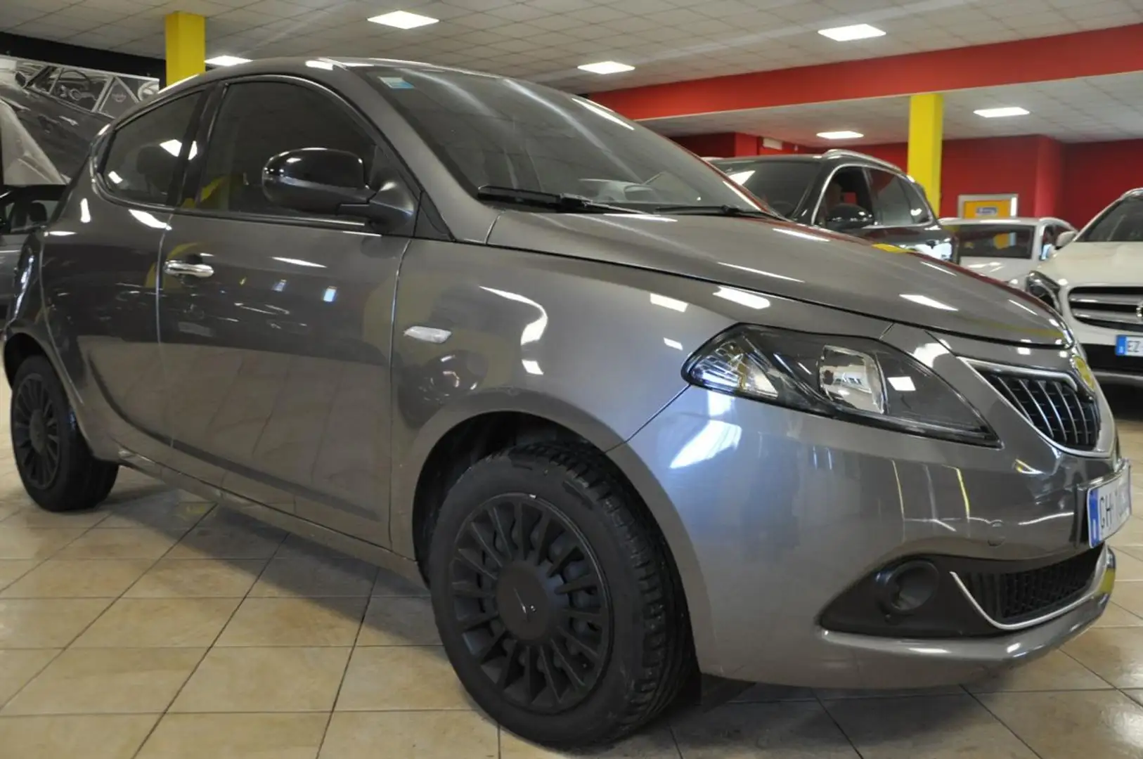 Lancia Ypsilon 1.0 5 porte S&S Hybrid Gris - 1