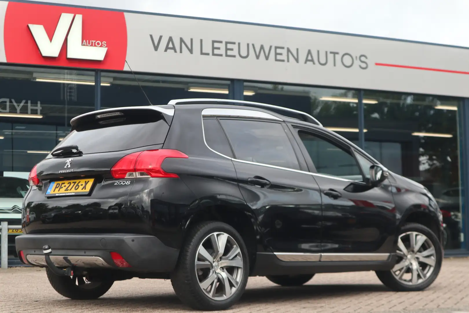 Peugeot 2008 1.2 PureTech Féline | Cruise | Trekhaak | Navigati Negro - 2