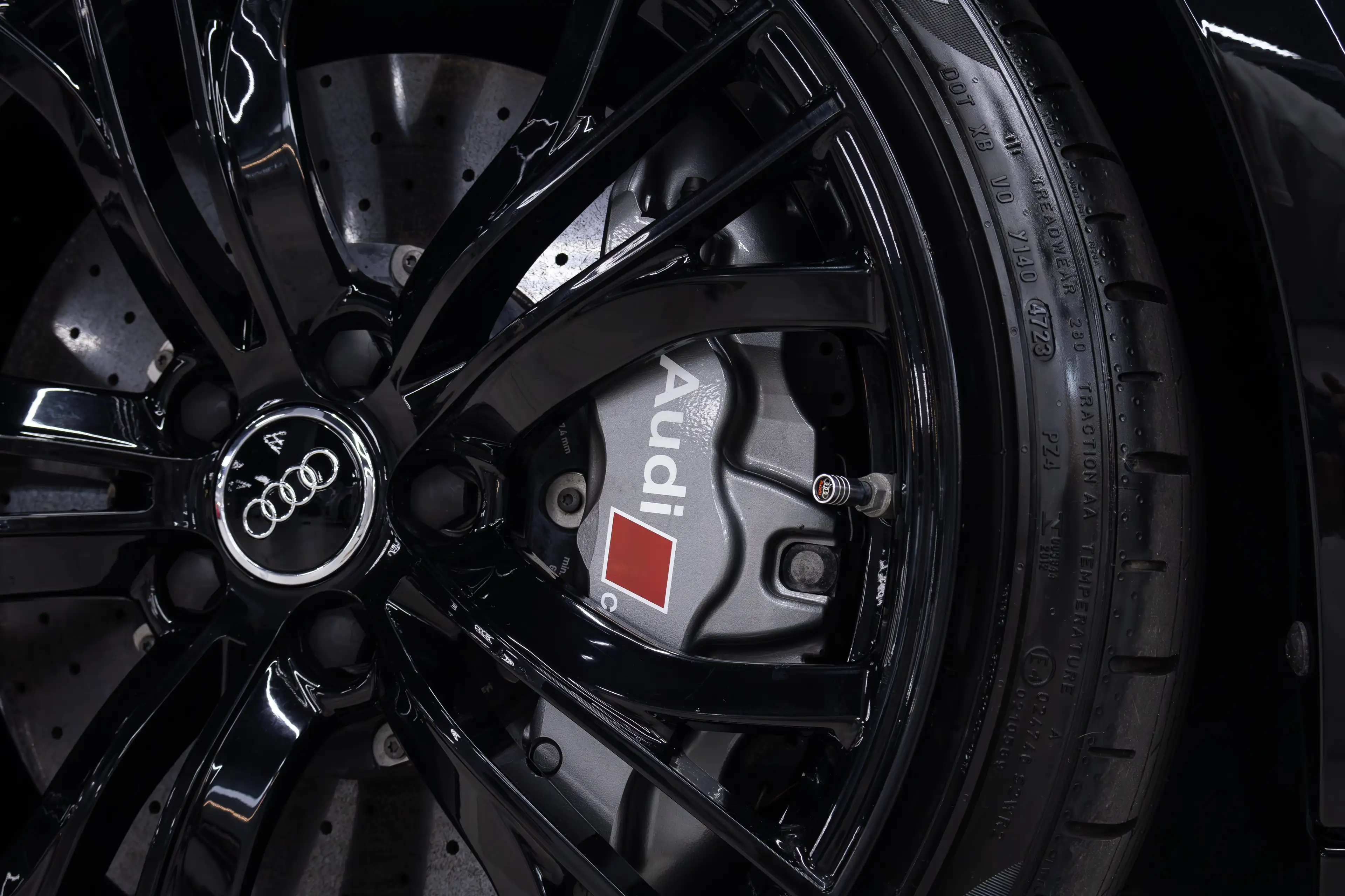 Audi R8 V10 PLUS 5.2 FSI QUATTRO S-TRONIC — photo 12
