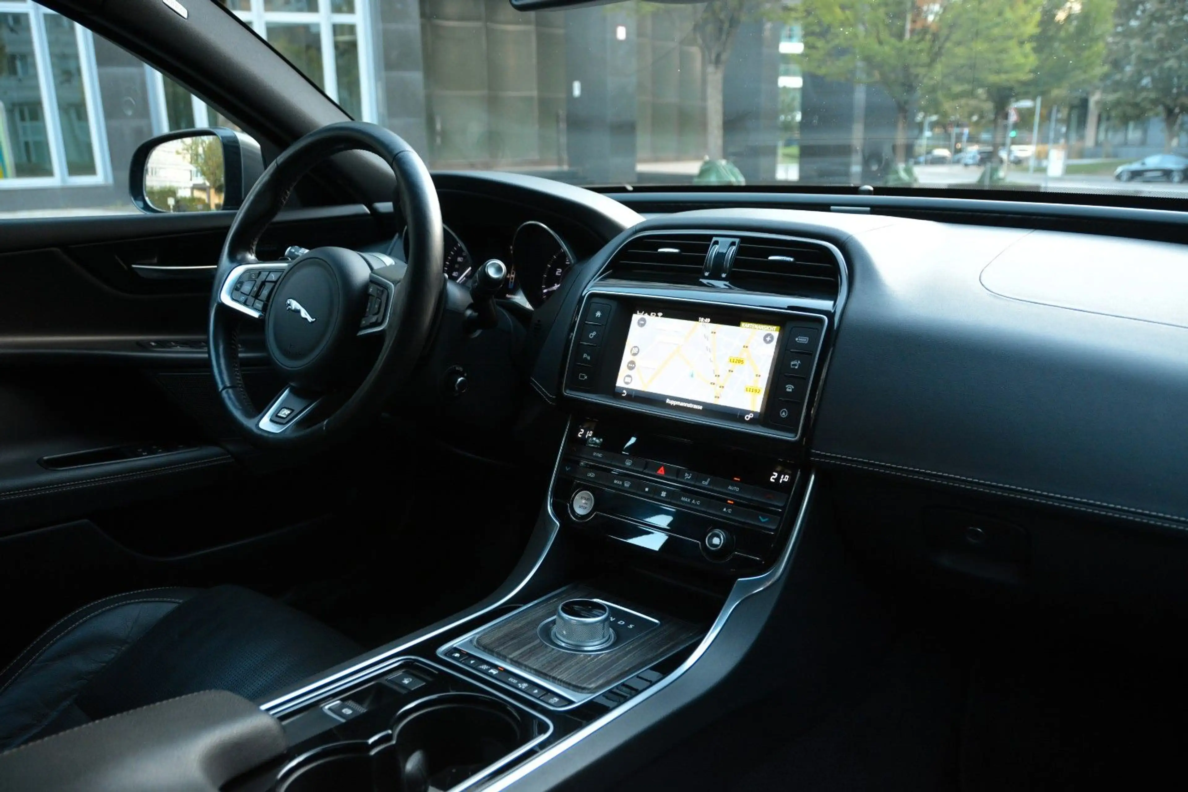 Jaguar XE R-Sport| 2.HAND| BI-XENON| KAMERA| LEDER| SZH — photo 14