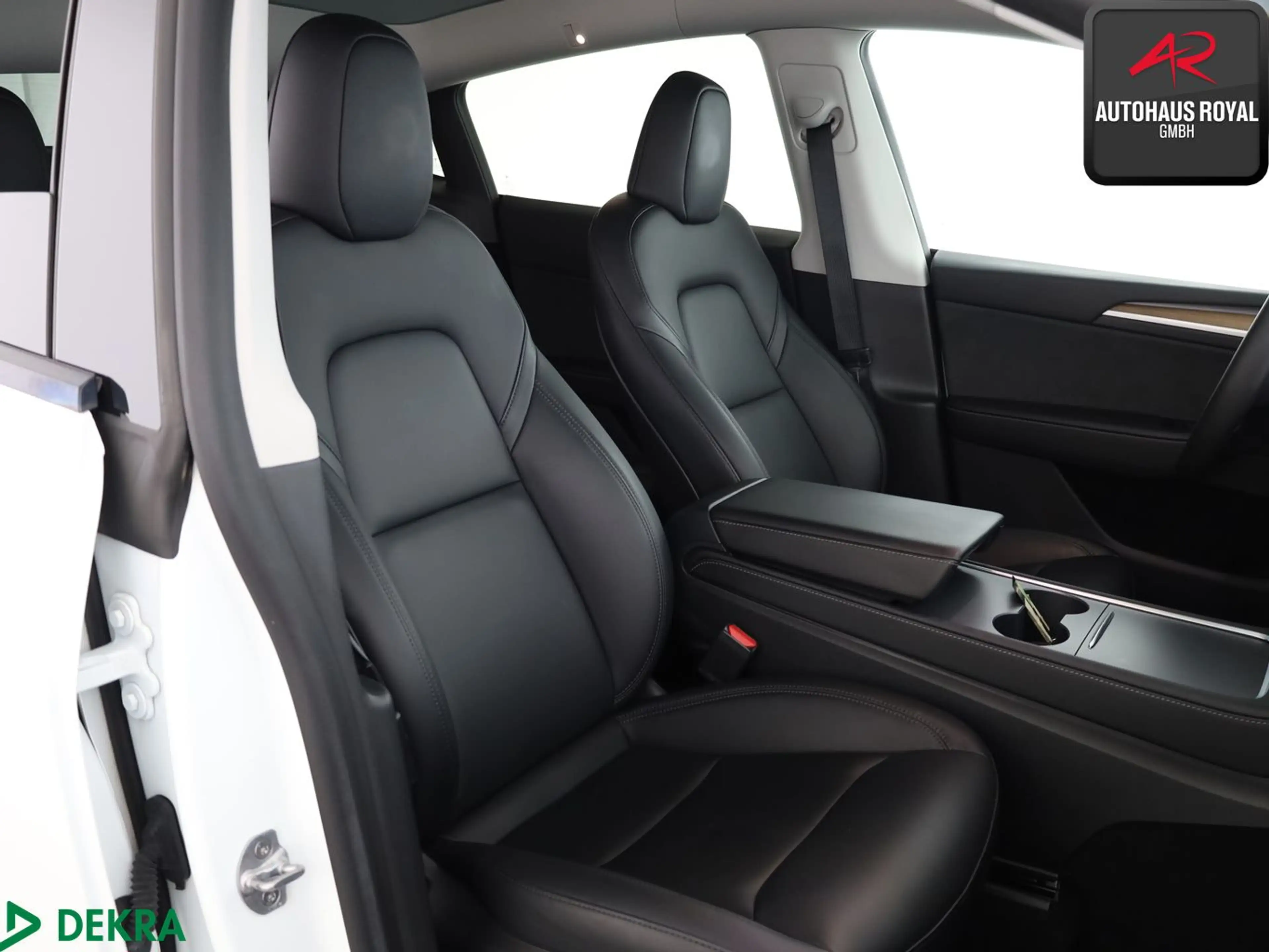 Tesla Model Y PERFORMANCE Dual Motor AWD PANO,360GRAD — photo 11