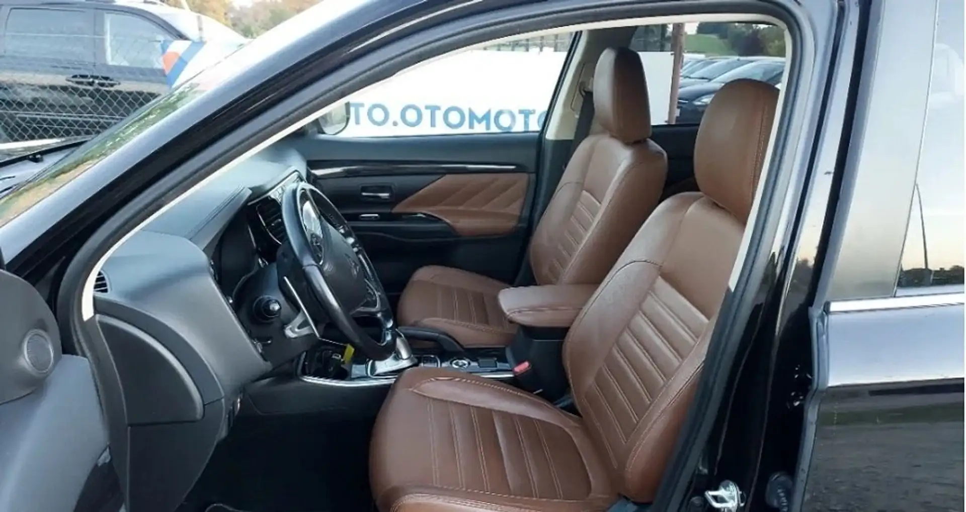 Mitsubishi Outlander 2.0 4WD Plug-In Hybrid Noir - 2