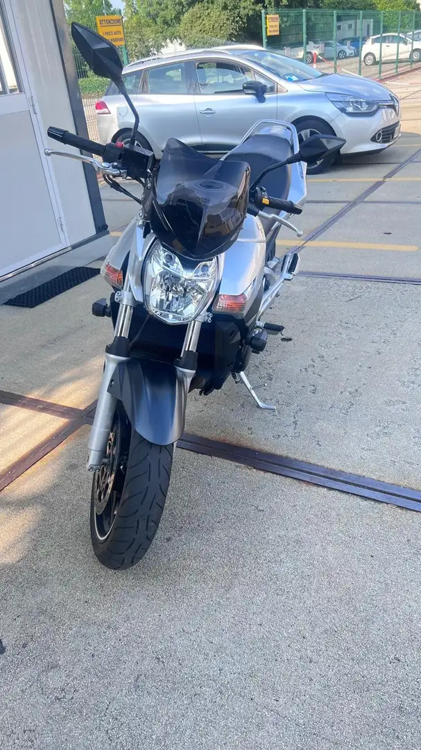 Suzuki GSR 600 Gri - 1