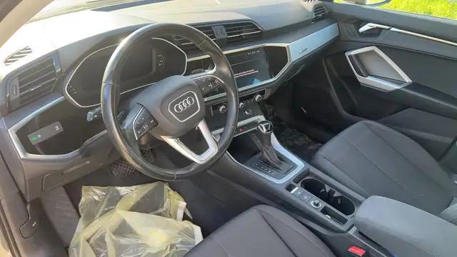 Audi Q3 view 8