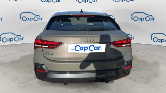 Audi Q3 view 3