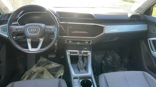 Audi Q3 view 11