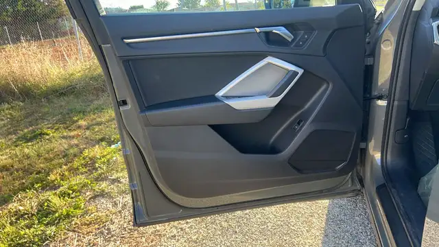 Audi Q3 view 7