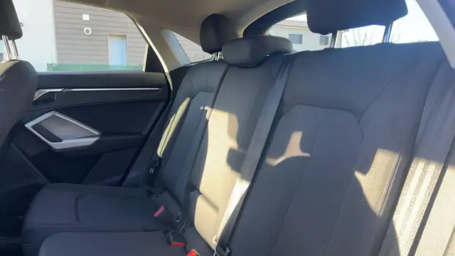 Audi Q3 view 9