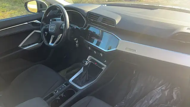 Audi Q3 view 10