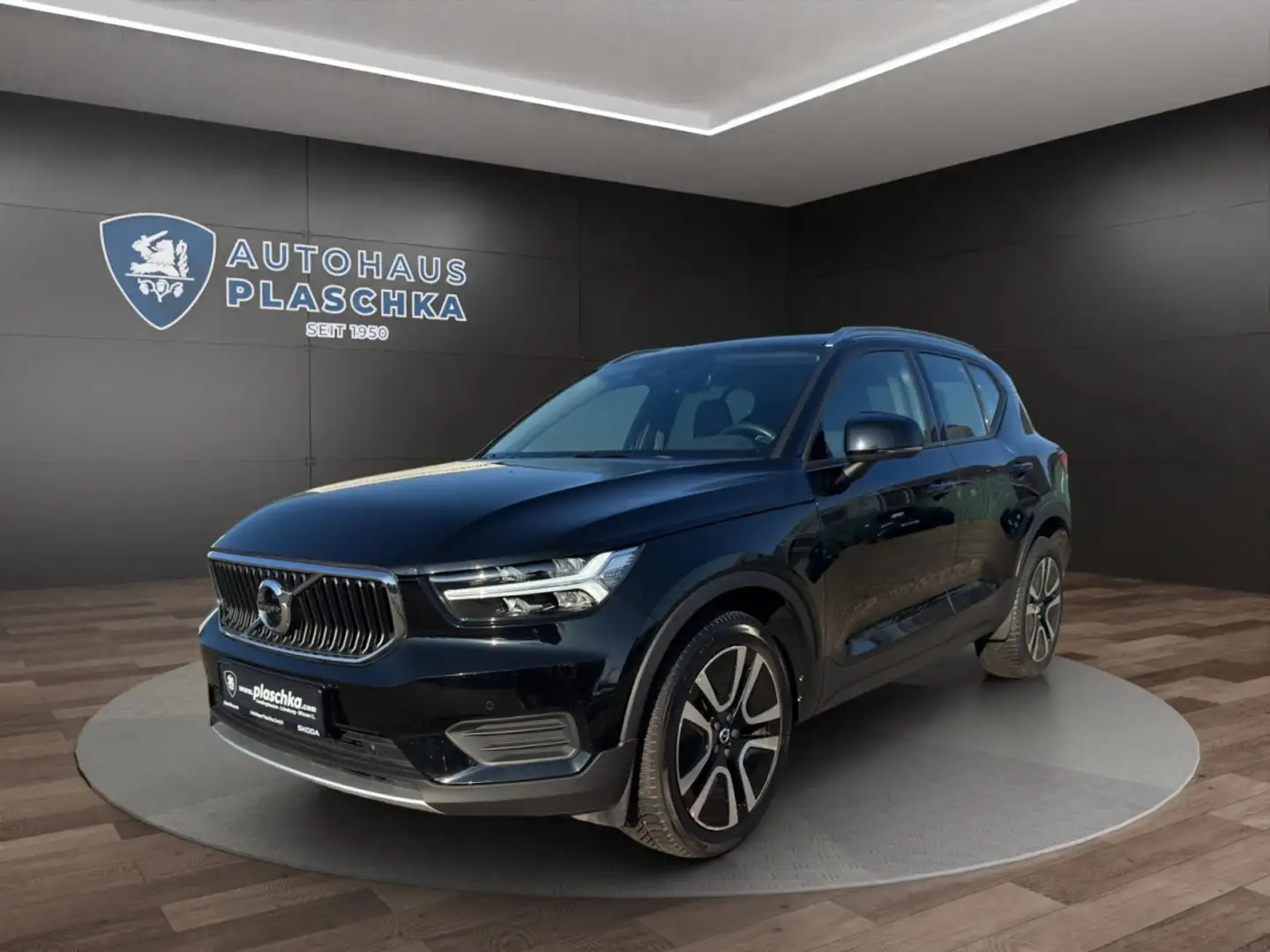 Volvo XC40 2.0 Momentum Pro 2WD LED*NAVI*PDC Klima Navi crna - 1