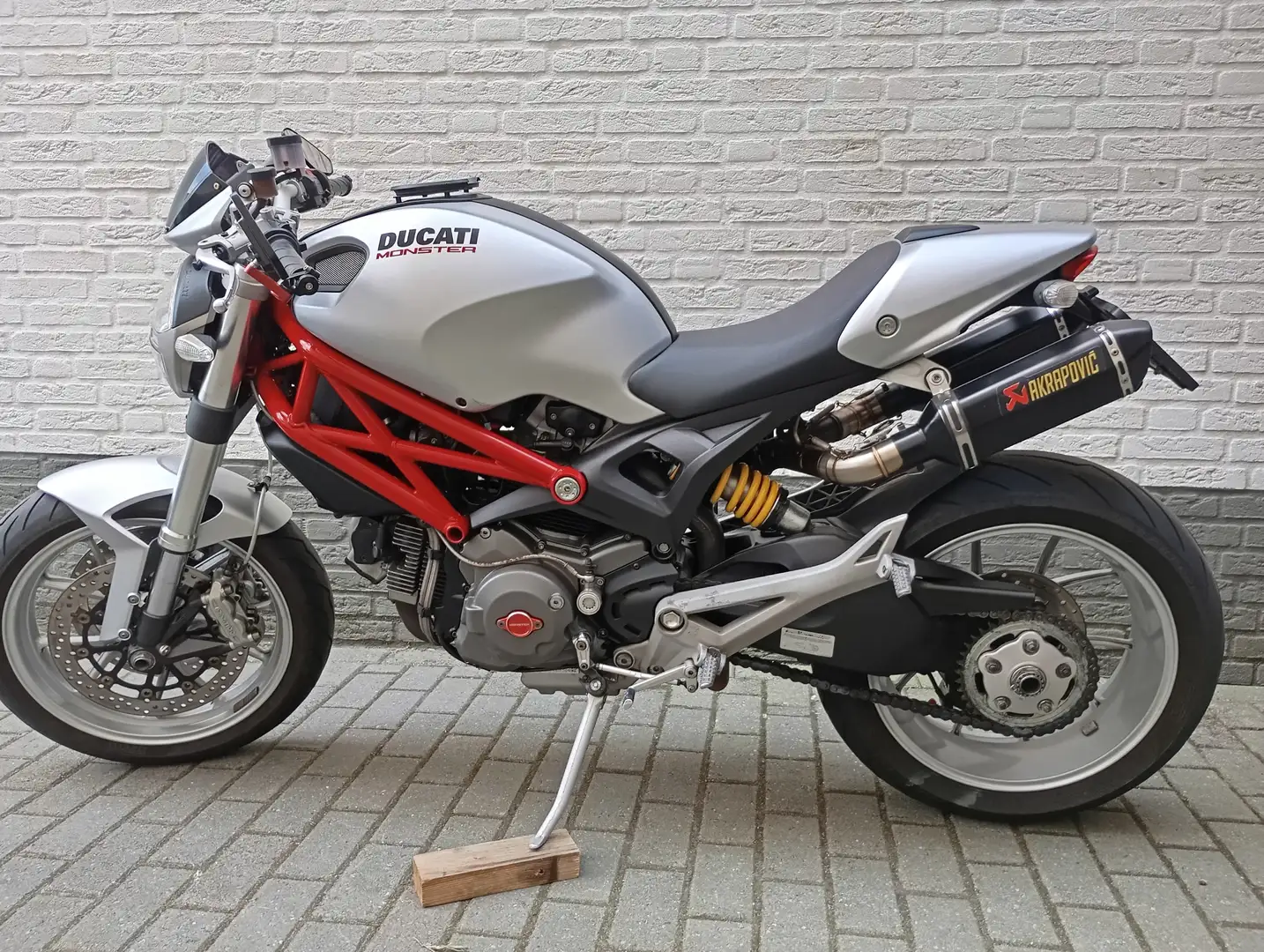 Ducati Monster 1100 Silber - 1