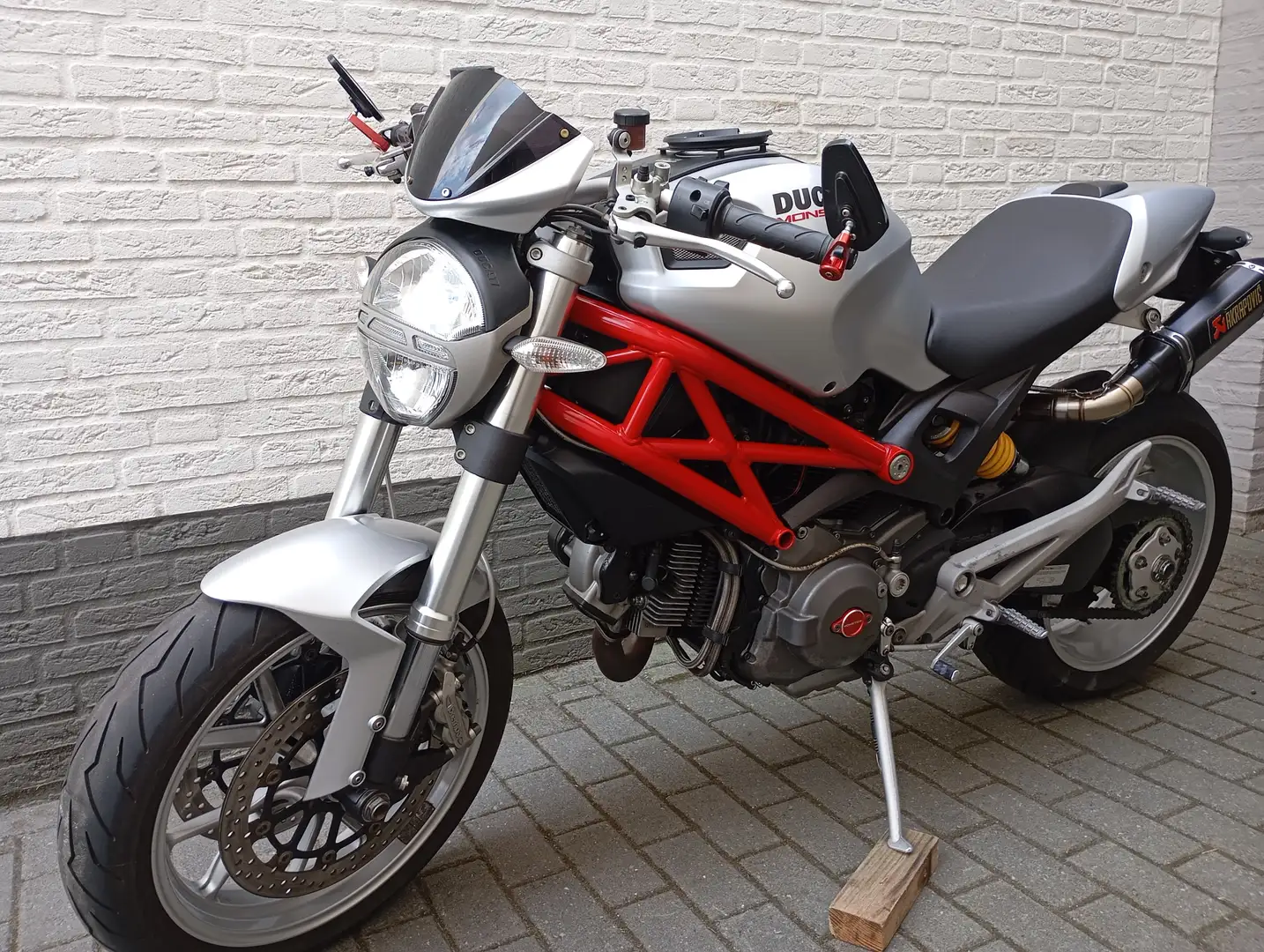 Ducati Monster 1100 Silber - 2