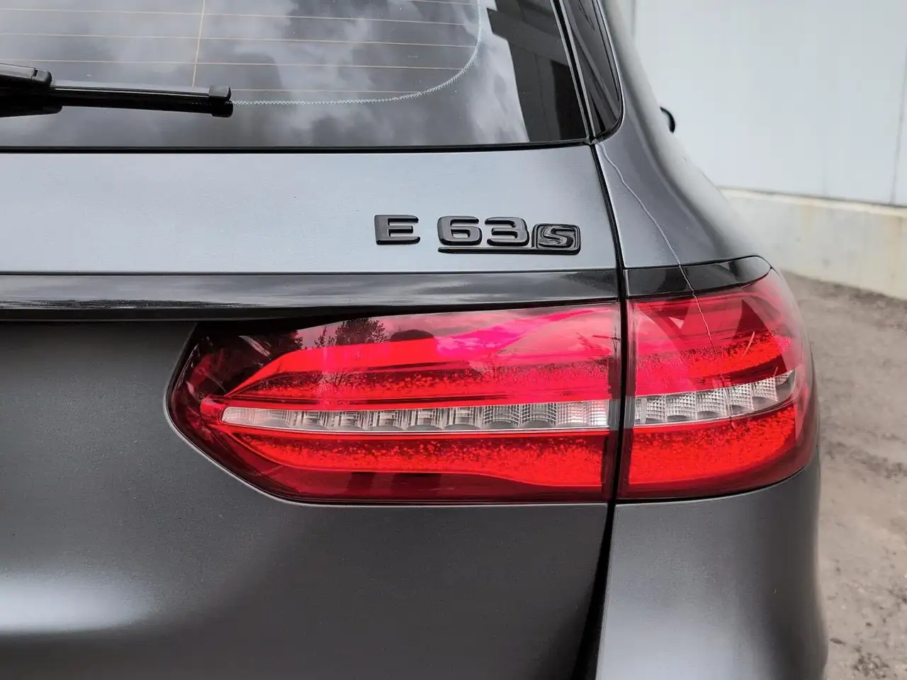 Mercedes-Benz E-Class снимка Mercedes-Benz E-Class