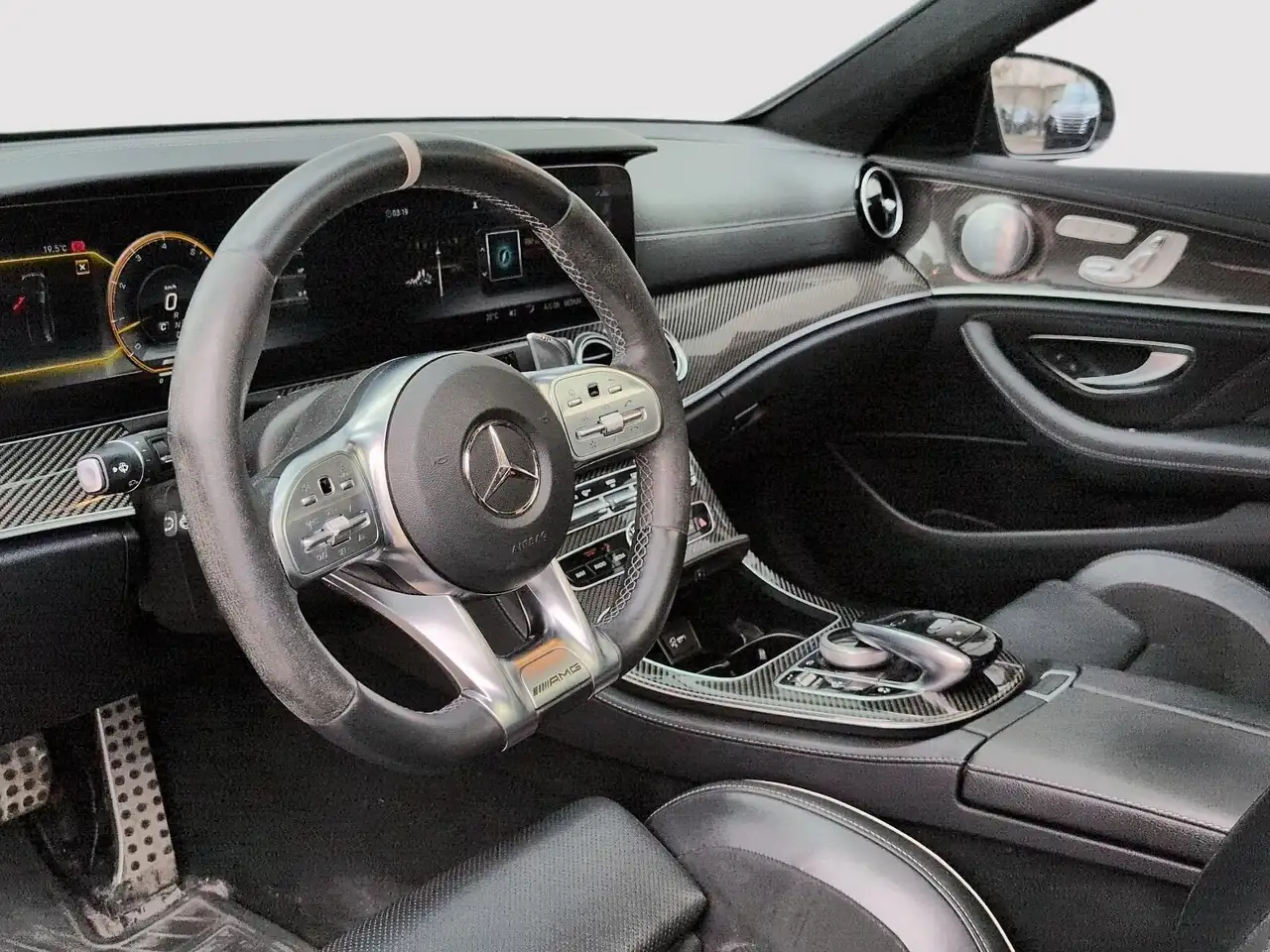 Mercedes-Benz E-Class снимка Mercedes-Benz E-Class