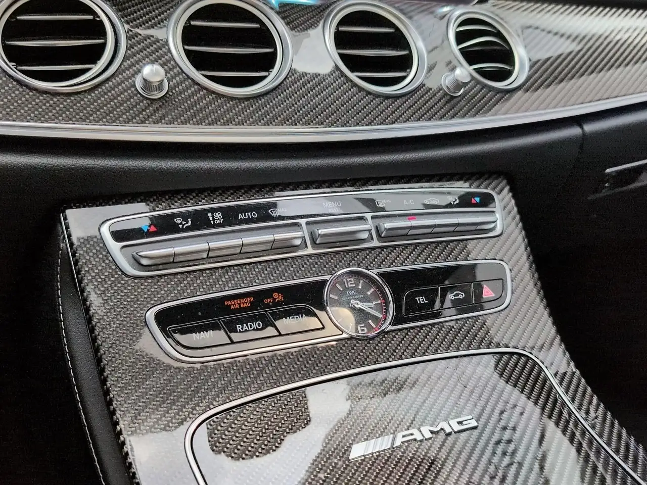 Mercedes-Benz E-Class снимка Mercedes-Benz E-Class