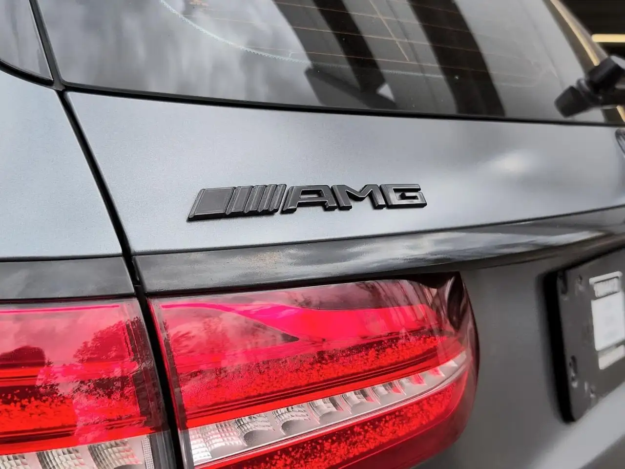 Mercedes-Benz E-Class снимка Mercedes-Benz E-Class