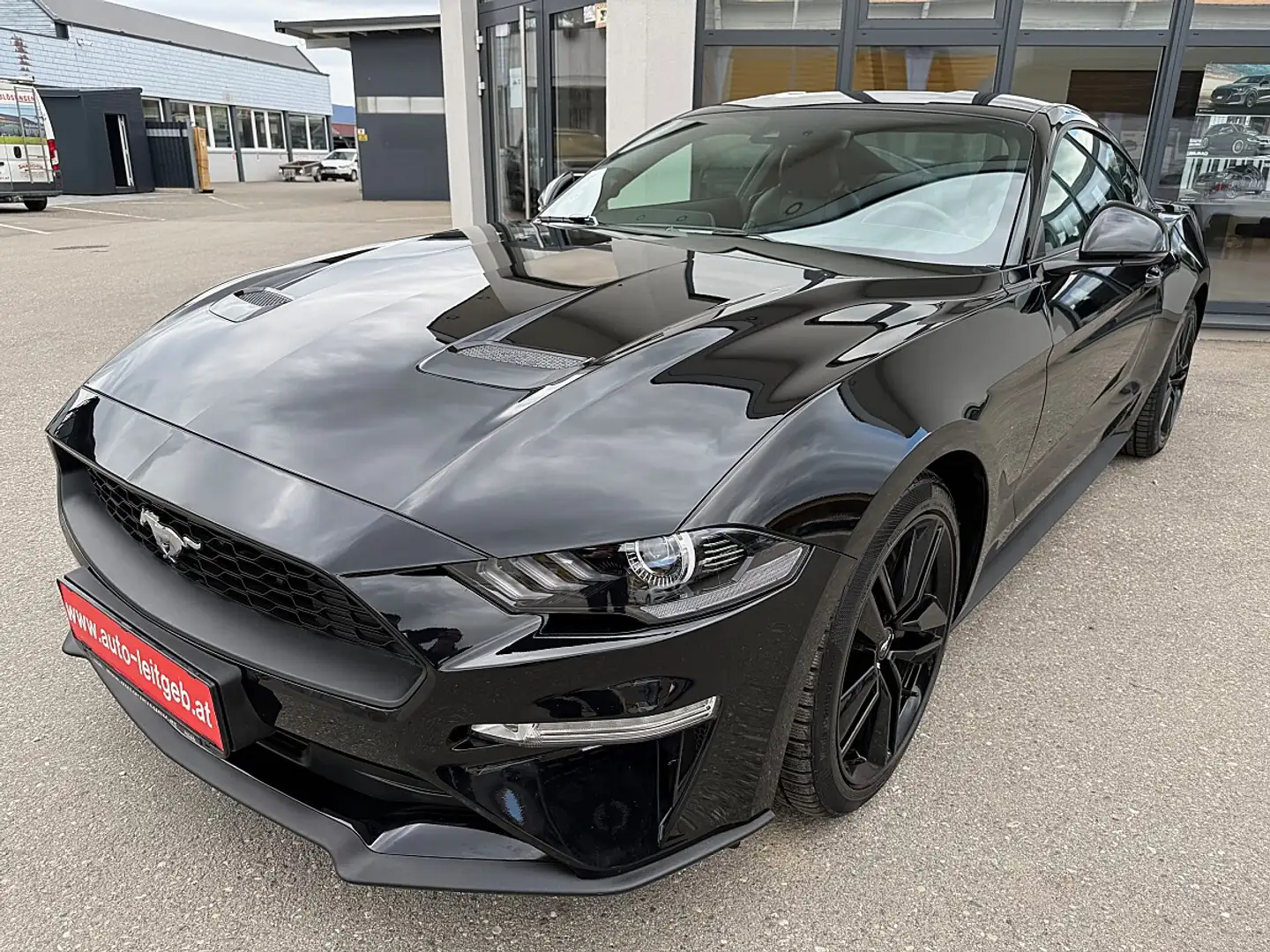 Ford Mustang 2,3 EcoBoost Aut. Schwarz - 1