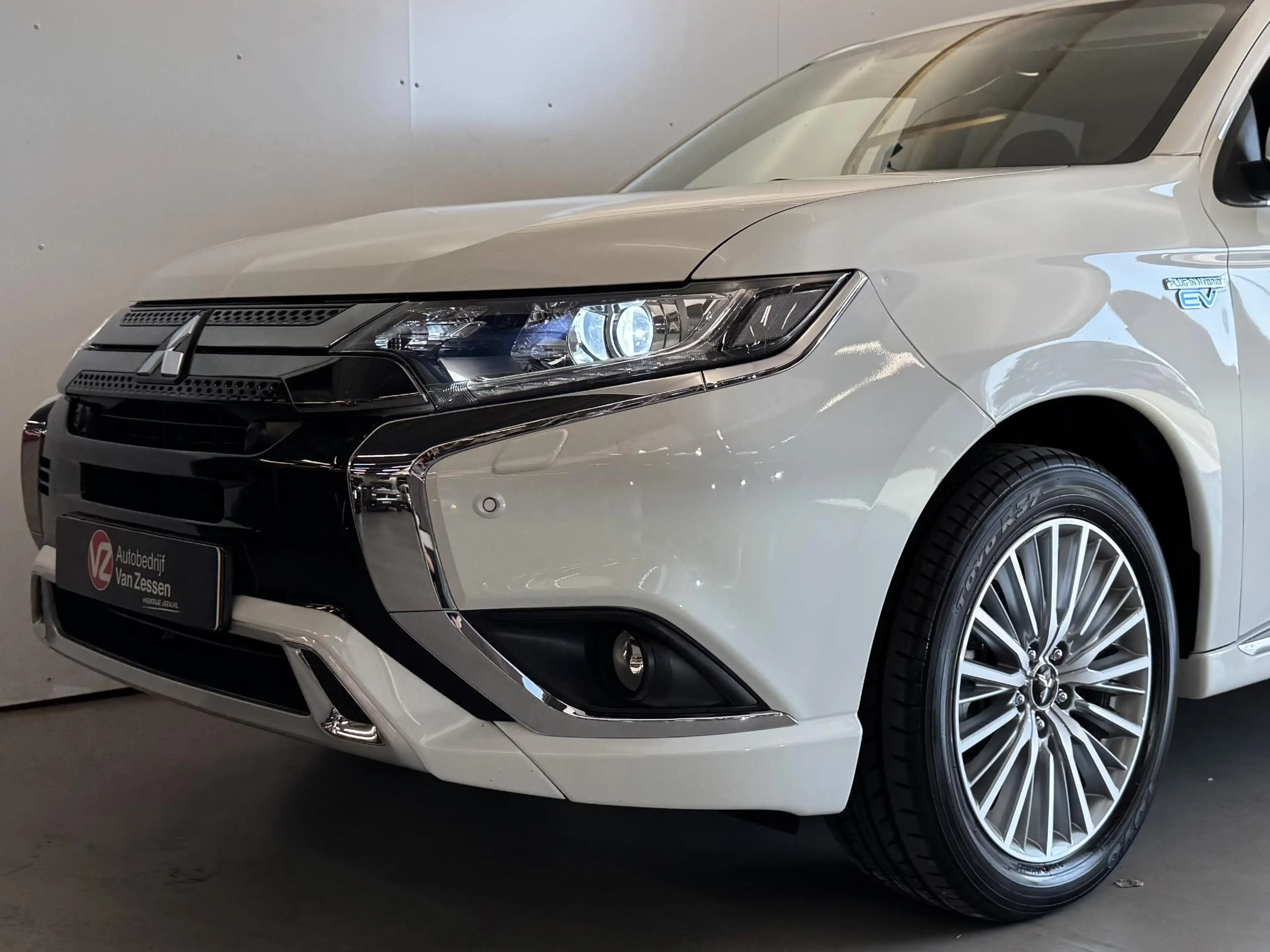 Mitsubishi Outlander 2.4 PHEV Cruise | Camera | App Connect | Clima | R — photo 4