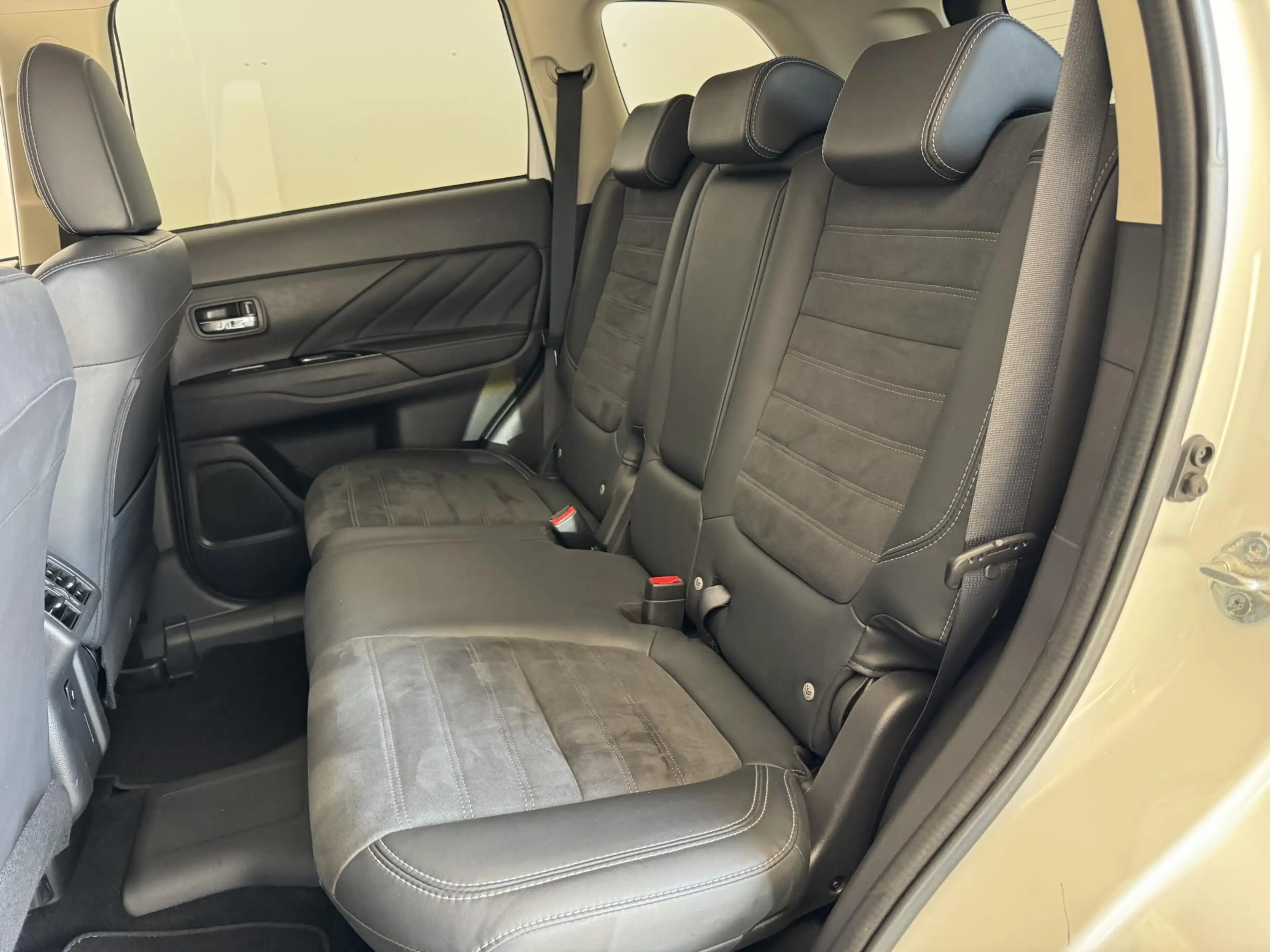 Mitsubishi Outlander 2.4 PHEV Cruise | Camera | App Connect | Clima | R — photo 12