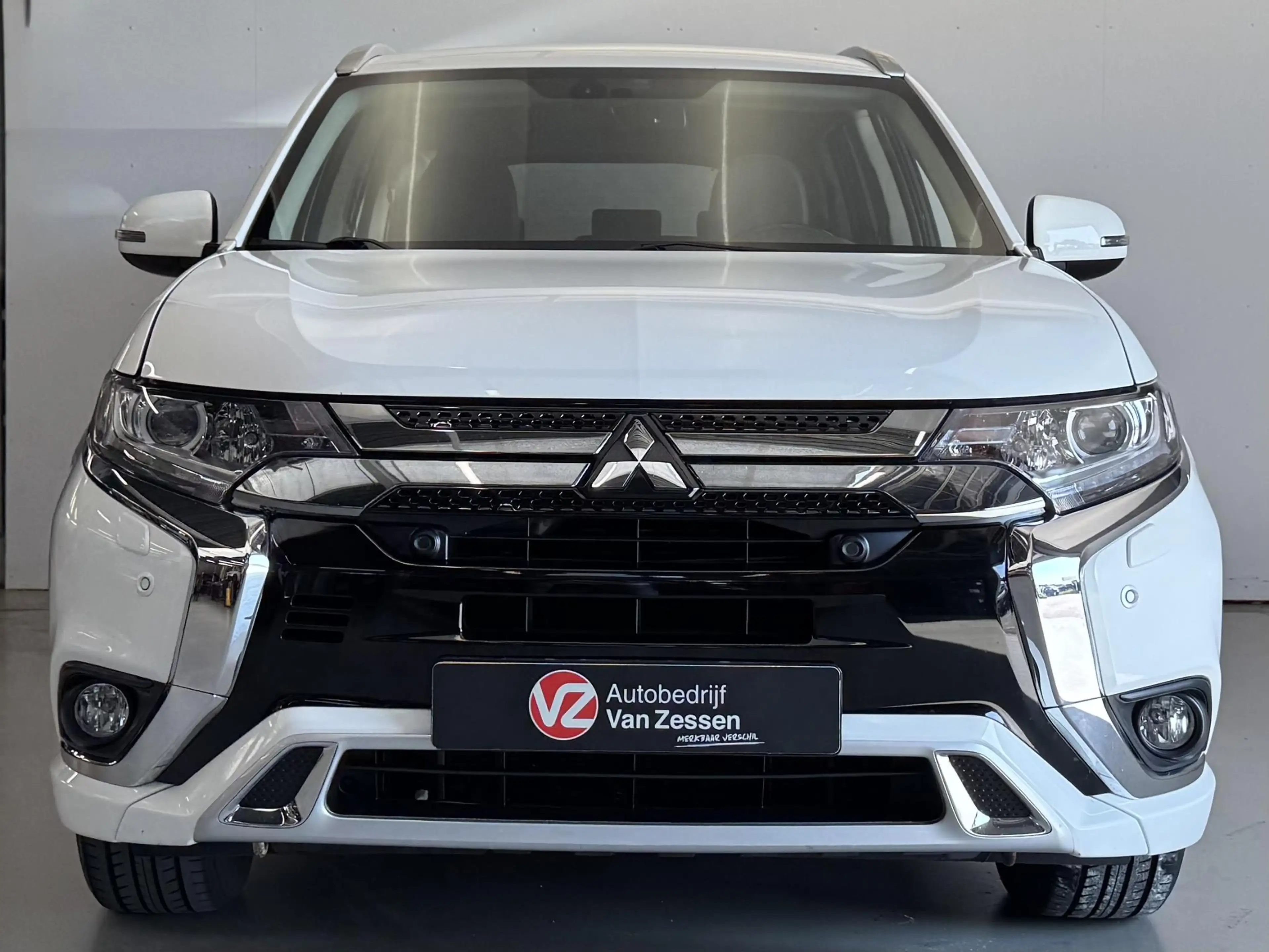 Mitsubishi Outlander 2.4 PHEV Cruise | Camera | App Connect | Clima | R — photo 2