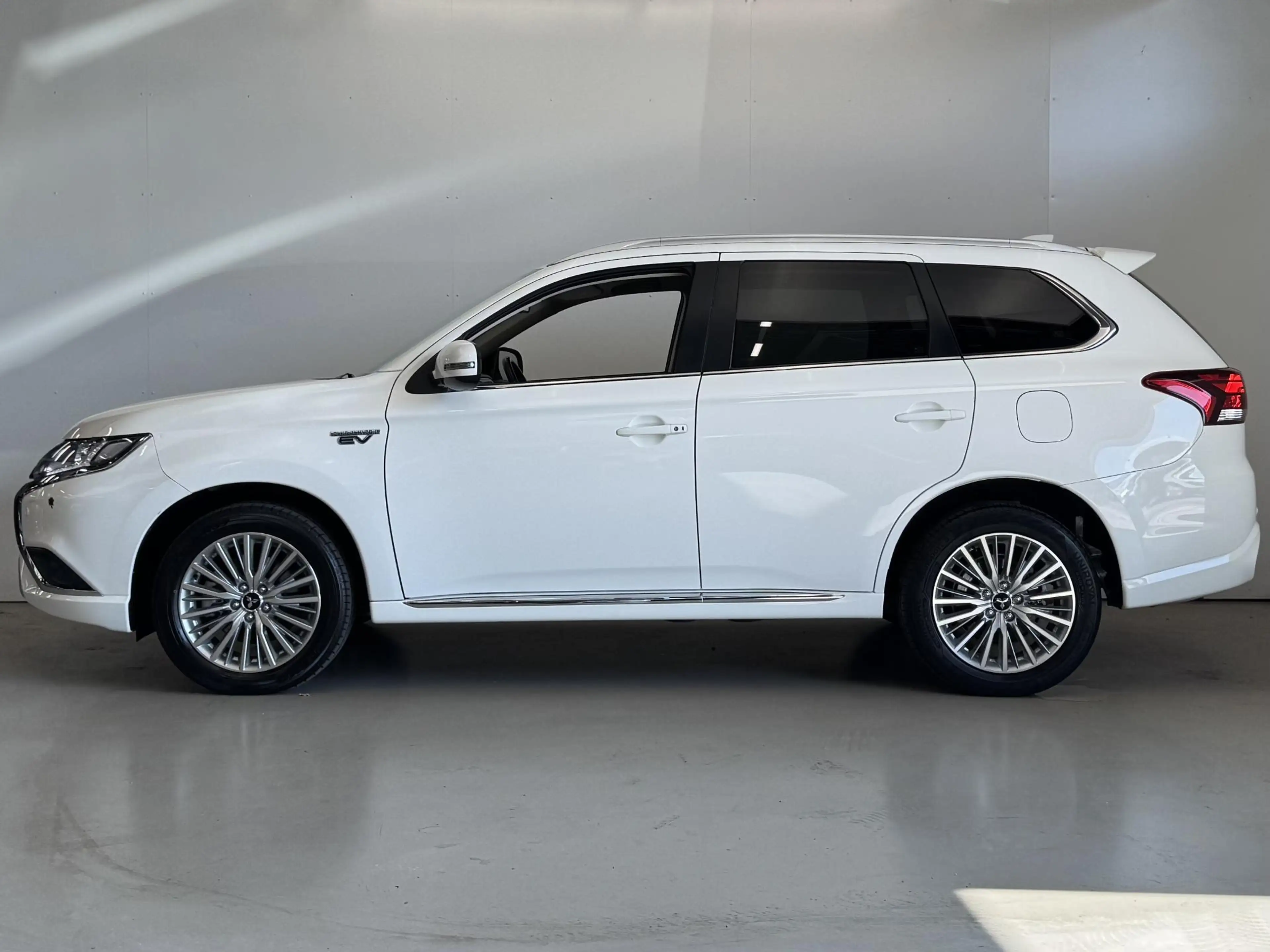 Mitsubishi Outlander 2.4 PHEV Cruise | Camera | App Connect | Clima | R — photo 3