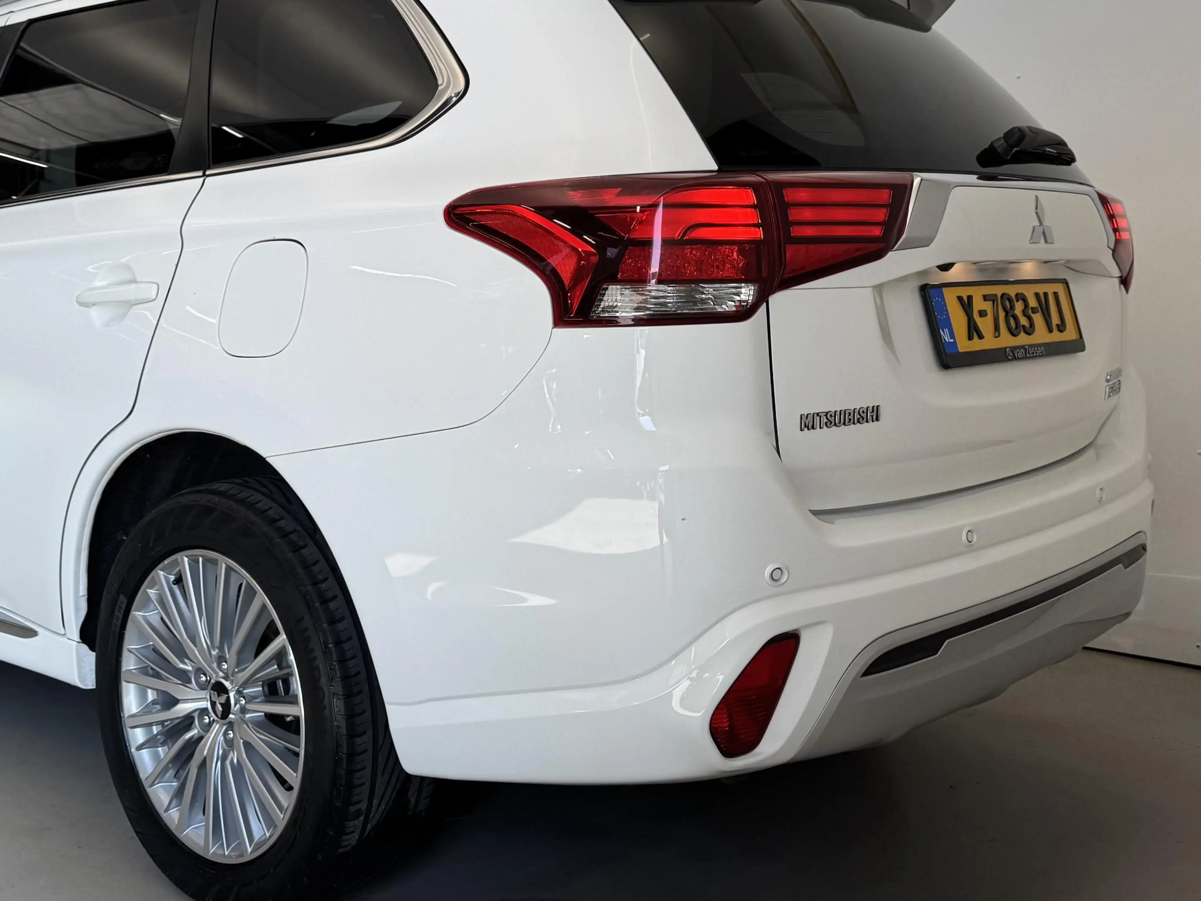 Mitsubishi Outlander 2.4 PHEV Cruise | Camera | App Connect | Clima | R — photo 5
