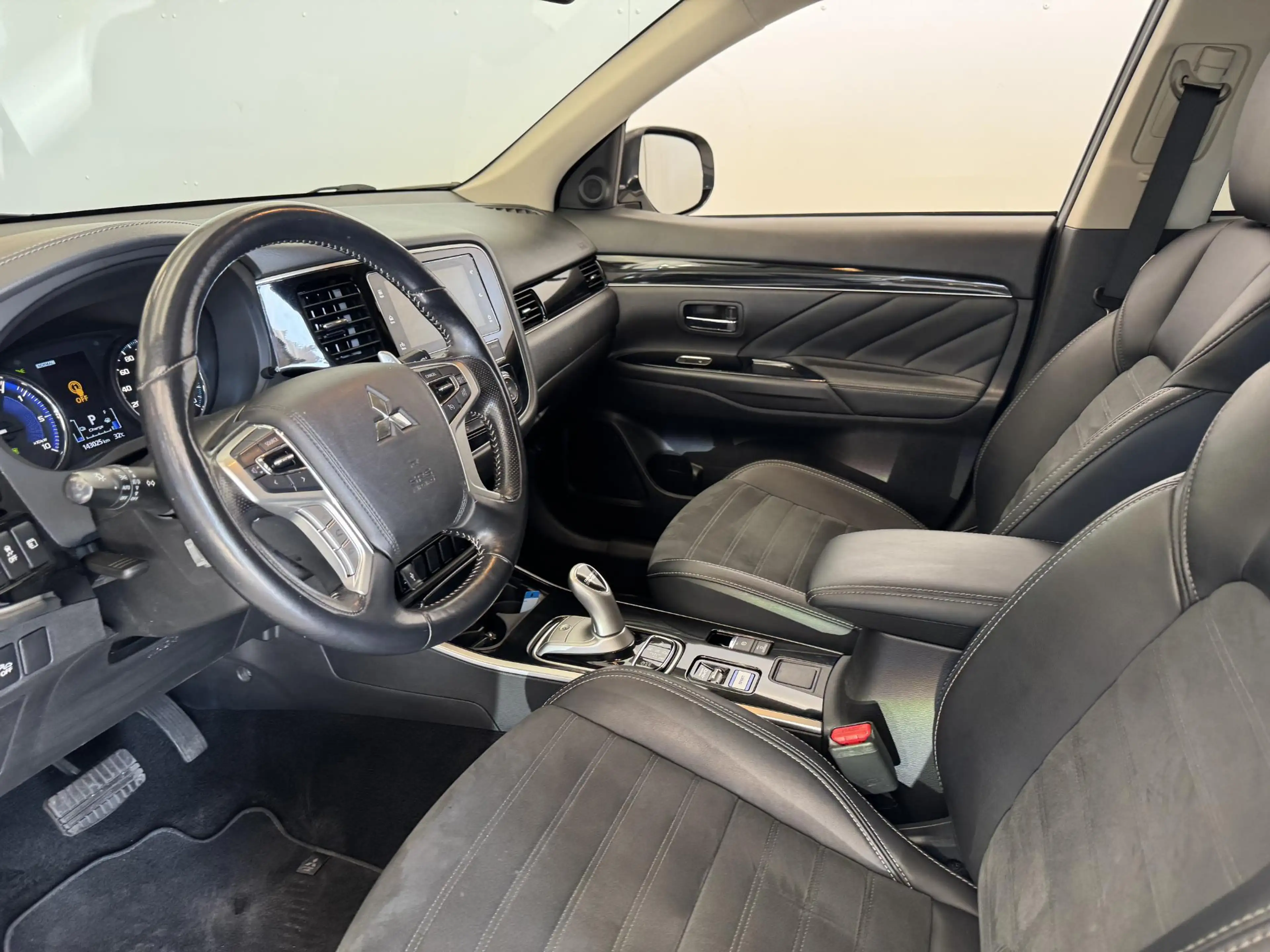 Mitsubishi Outlander 2.4 PHEV Cruise | Camera | App Connect | Clima | R — photo 10