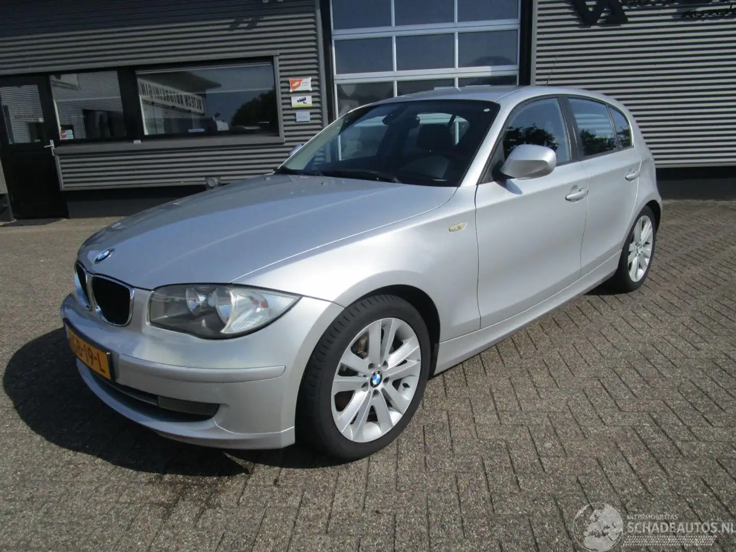 BMW 120 1-serie 120I High Executive 90DKM!! Grijs - 1