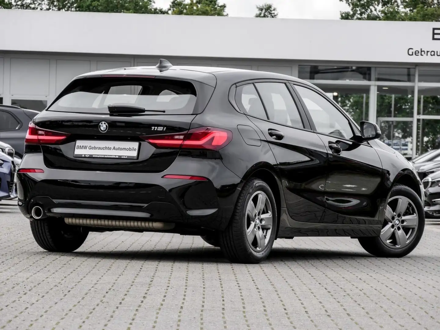BMW 118 i NAVI LED PDC V+H Tempomat Sitzheiz. Klima Zwart - 2