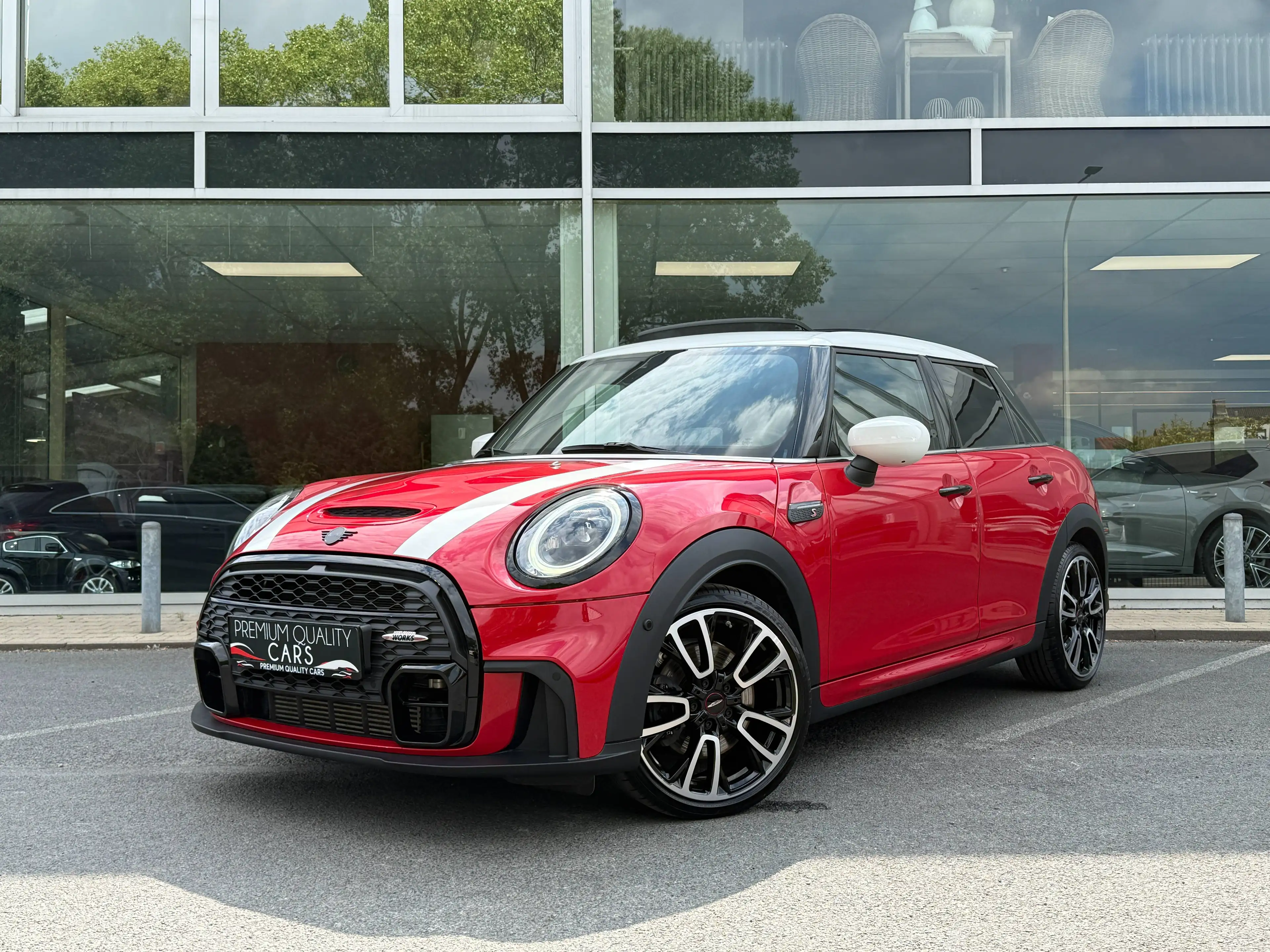 MINI Cooper S JCW KIT / PANODAK / CARPLAY / HEAD UP DISPLAY / ZETEL & STUURVERWARMING /