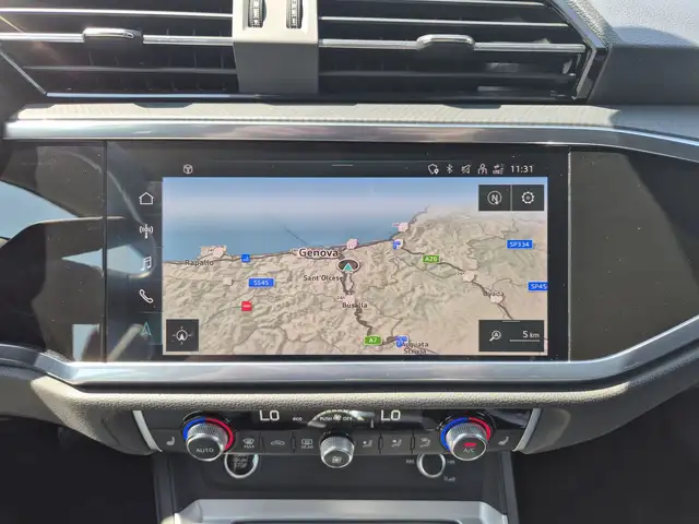 Audi Q3 view 11