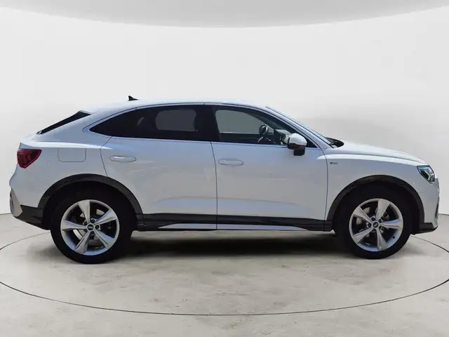 Audi Q3 view 5