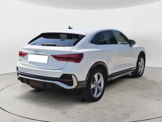Audi Q3 view 4