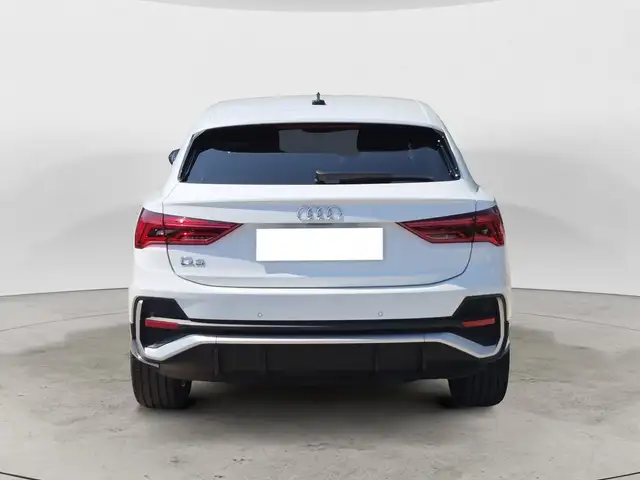 Audi Q3 view 3