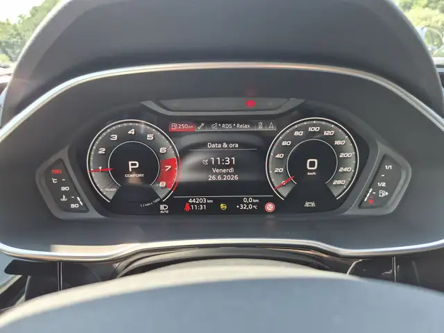 Audi Q3 view 14
