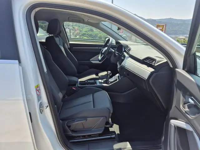 Audi Q3 view 9