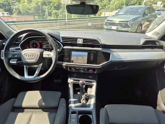 Audi Q3 view 8