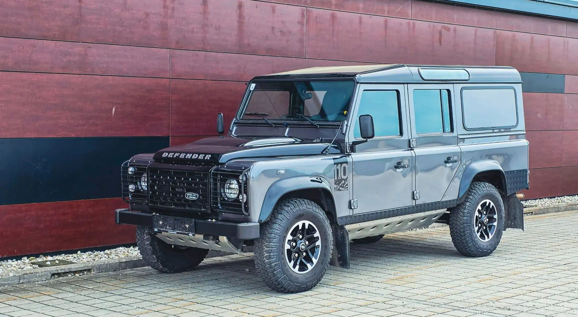 Land Rover Defender 110 Stationf Wagon Adventure Grau - 1