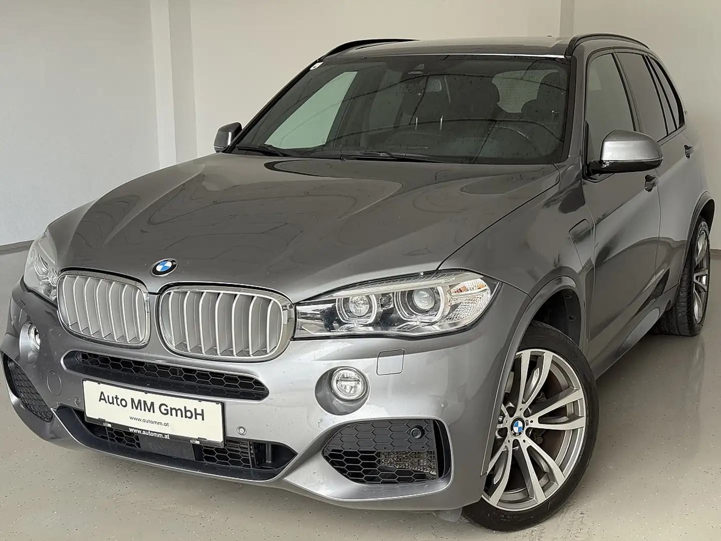 BMW X5 PHEV xDrive40e Österreich-Paket Aut M Sport AHK. Grau - 1