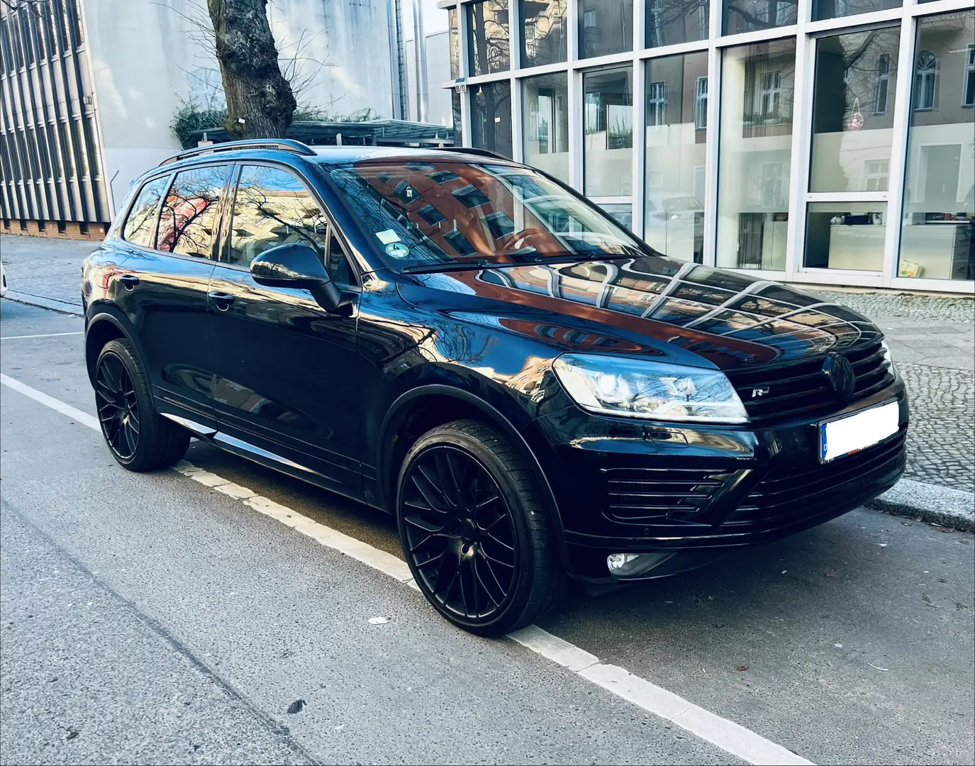 Volkswagen Touareg R-Line 22Zoll v8Sound Euro6 Nightpaket + Extras Schwarz - 1